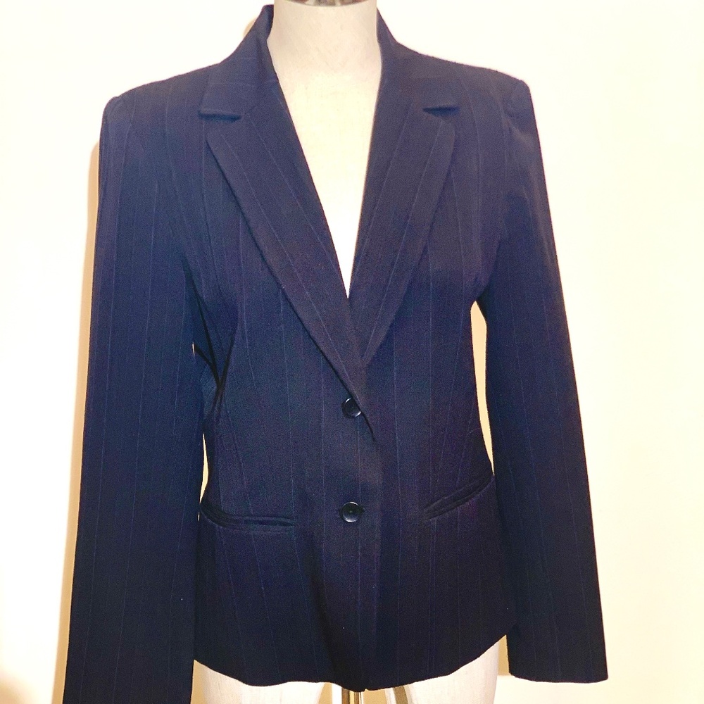 💥EUC💥Beautiful & Classic Navy Blue Pinstripe Blazer AND Trousers - Size 6 - Picture 9 of 16